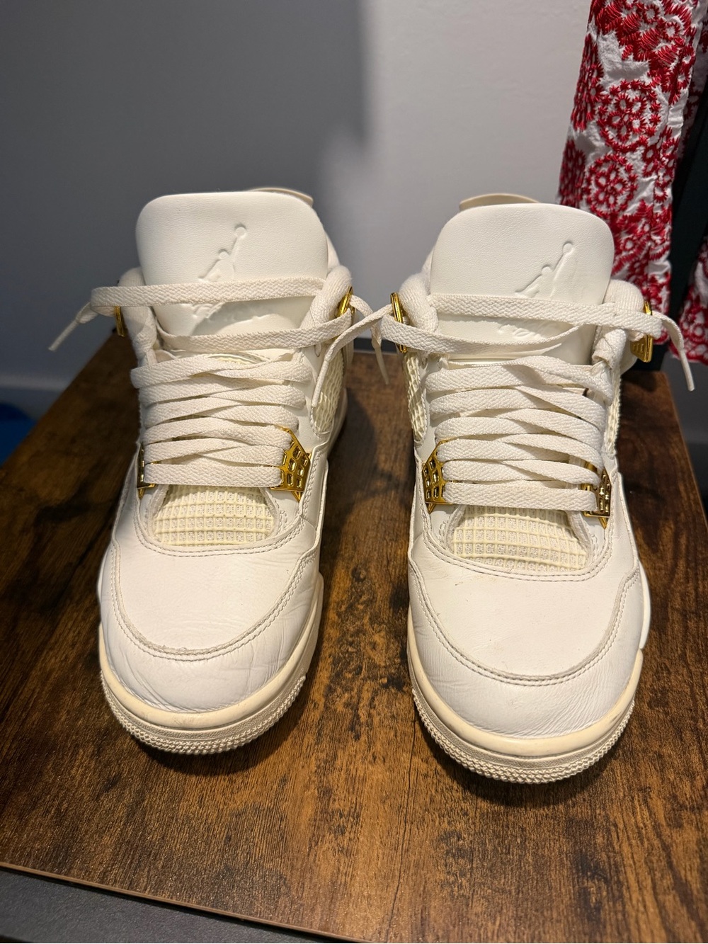 Jordan' Retro 4 Cream/Gold Sneakers